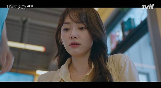 In the tvN drama Go to Work!, Park Ji-hyun, who plays the role of Cha Ji-yoon, revealed that she rejected a proposal from her ex-boyfriend Jo Ga-eul and completely ended the relationship with Seo In-guk, who plays the role of Kang Si-woo. Cha Ji-yoon broke up with Seo In-guk after confirming her feelings through a performance with her ex-boyfriend, raising expectations for a change in their relationship.