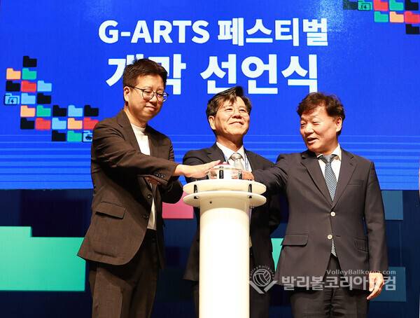 '다시 살린 경기예술' 경기아트센터 김상회 사장, "작품 널리 알릴 수 있어 감사"...사진은 경기도의회 남종현 의장, 감상회 사장, 경기도 박래혁 국장.(사진=김경수 기자, 2026.6.26/ 발리볼코리아닷컴 DB 자료)