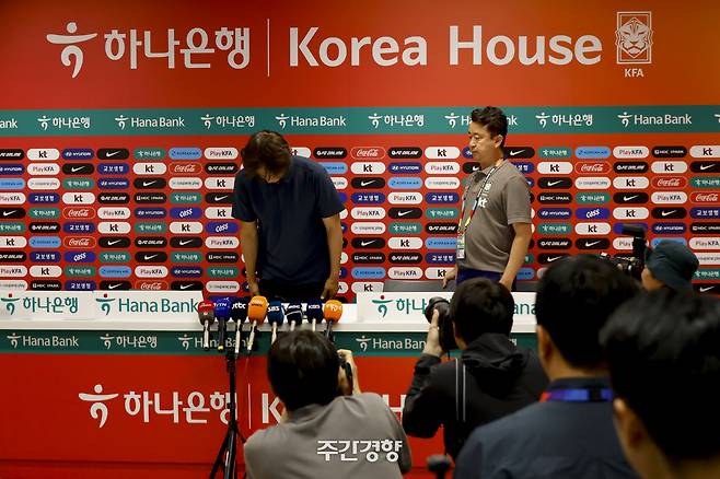 홍명보 한국 축구대표팀 감독이 29일(한국 시간) 멕시코 과달라하라 팀 훈련장에서 2026 북중미 월드컵 32강 진출 실패와 관련해 감독직 사퇴 기자회견을 하고 있다. 과달라하라(멕시코) | 문재원 기자