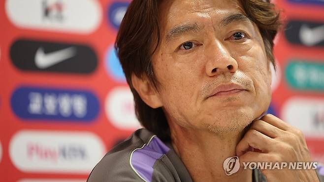 기자 질문 듣는 홍명보 감독 (사포판[멕시코 할리스코주]=연합뉴스) 최재구 기자 = 2026 북중미 월드컵 A조 조별리그 3차전에서 남아공에 패해 32강 합류를 위해 다른 조의 결과를 기다리고 있는 한국 축구국가대표팀이 25일(현지시간) 팀 베이스캠프인 멕시코 과달라하라로 돌아와 사포판 치바스 바예 베르데에서 회복훈련을 했다. 훈련에 앞서 갖은 기자회견에서 홍명보 감독이 기자의 질문을 듣고 있다. 2026.6.26
    jjaeck9@yn.a.co.kr