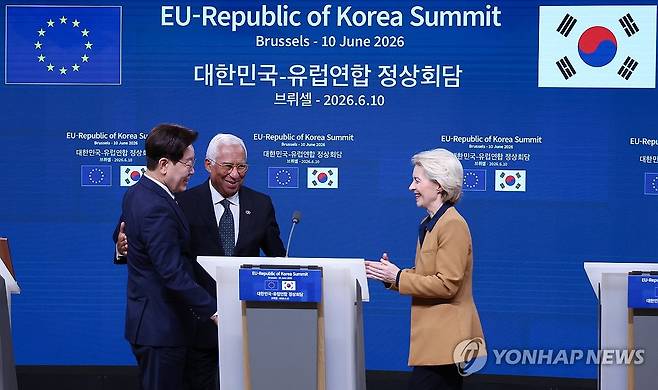 이재명 대통령, 한-EU 지도부 (브뤼셀=연합뉴스) 한상균 기자 = 이재명 대통령이 10일(현지시간) 벨기에 브뤼셀 EU이사회 본부에서 안토니우 코스타 EU 정상회의 상임의장, 우르즐라 폰데어라이엔 EU 집행위원장과 공동언론발표 후 인사를 나누고 있다. 2026.6.11 xyz@yna.co.kr