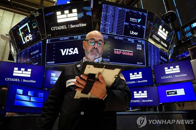 뉴욕증권거래소(NYSE)의 트레이더 [로이터 연합뉴스 자료사진. 재판매 및 DB 금지]