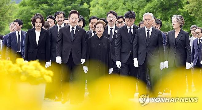노무현 전 대통령 묘역 참배 (김해=연합뉴스) 이재명 대통령 내외가 23일 오후 경남 김해시 진영읍 봉하마을에서 열린 노무현 전 대통령 17주기 추도식 후 참배를 위해 너럭바위로 이동하고 있다.
    앞줄 왼쪽부터 김혜경 여사, 이재명 대통령, 권양숙 여사, 노건호 씨, 문재인 전 대통령, 김정숙 여사. 2026.5.23 [사람사는세상 노무현재단 제공. 재판매 및 DB 금지] image@yna.co.kr