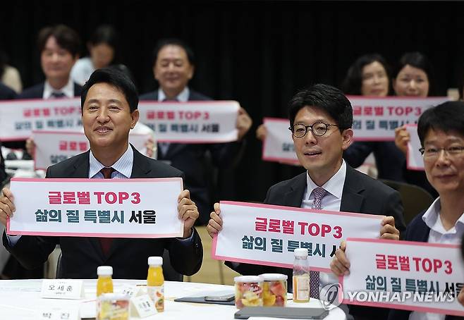 "서울을 글로벌 톱3 도시로" (서울=연합뉴스) 이지은 기자 = 29일 서울시청에서 열린 G3 서울 기획위원회 발대식에서 오세훈 서울시장(왼쪽)과 김병민 G3 서울 기획위원회 공동위원장(가운데) 등 참석자들이 퍼포먼스를 하고 있다. 2026.6.29 jieunlee@yna.co.kr