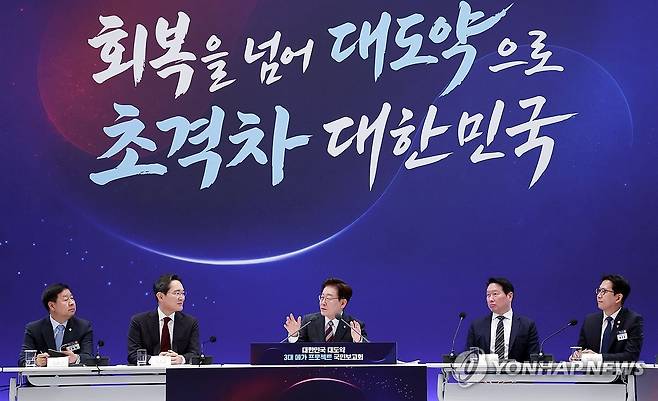 이재명 대통령, 3대 메가프로젝트 국민보고회 (서울=연합뉴스) 한상균 기자 = 이재명 대통령이 29일 청와대에서 열린 3대 메가프로젝트 국민보고회에서 발언하고 있다. 
    왼쪽부터 구윤철 부총리 겸 재정경제부 장관, 이재용 삼성전자 회장, 이 대통령, 최태원 SK그룹 회장, 배경훈 부총리 겸 과학기술정보통신부 장관. 2026.6.29 [청와대통신사진기자단] xyz@yna.co.kr