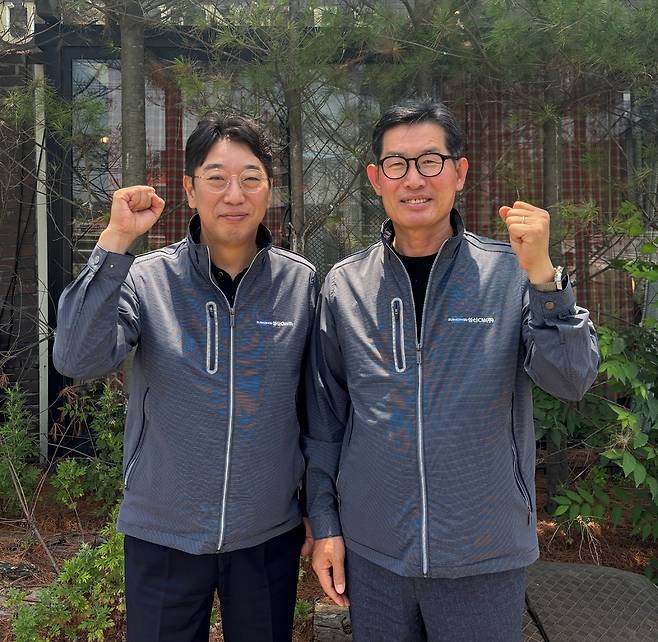 평택 소재 친환경 시맨트 생산·판매 기업 성신CM의 민성환(사진 왼쪽) 대표이사와 최병준 총괄본부장이 기념촬영을 하고 있다.