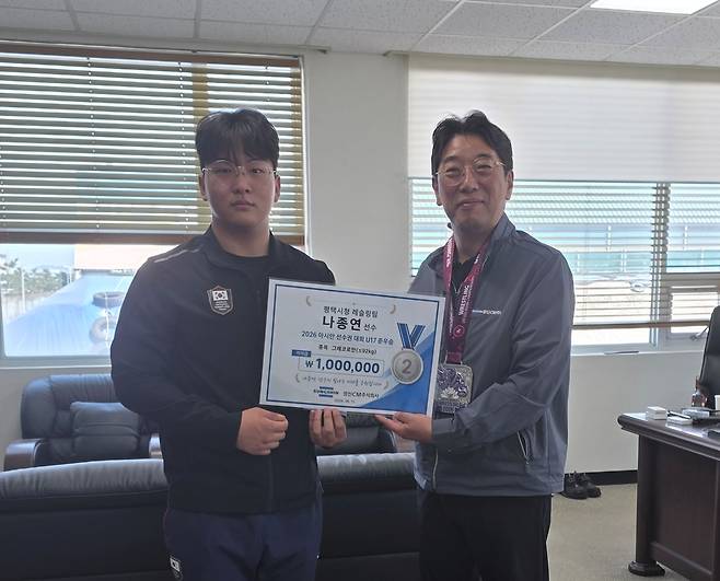 올해 초 열린 2026 U17 아시아레슬링선수권대회에서 준우승을 차지한 나종연(평택G스포츠클럽)이 귀국 직후 성신CM을 찾아 감사인사를 전했다.