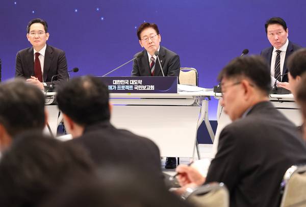 이재명 대통령이 29일 청와대에서 열린 3대 메가프로젝트 국민보고회에서 참석자 발언을 듣고 있다. /연합뉴스