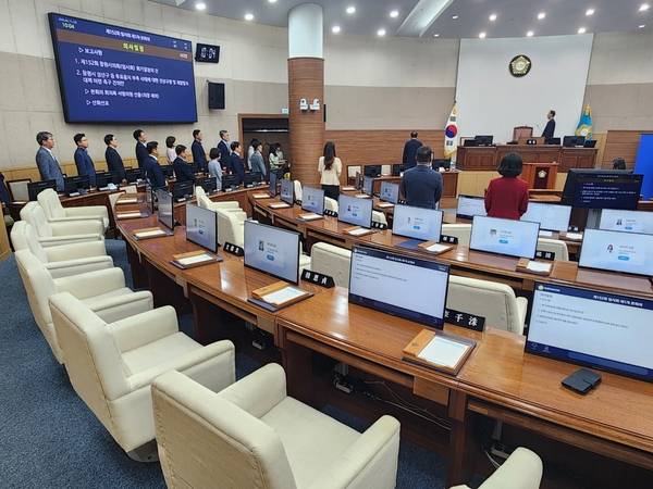 이달 15일 국민의힘 손태화 창원시의회 의장이 이례적으로 임시회를 소집해서 열린 4대 창원시의회 마지막 임시회(제152회) 임시회 제1차 본회의 모습. 의원 절반 이상이 불참했다. /우귀화 기자