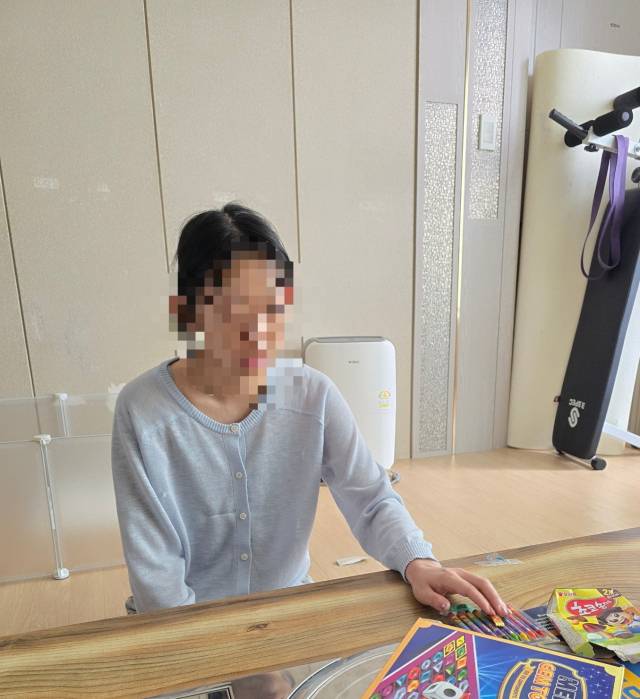 대구의 한 임대주택에서 여섯 살 아들과 단둘이 살아가는 이도연(가명·26) 씨는 어릴적부터 어머니의 부재 상처에 이어 남편과의 갈라섬 등 아픔이 많다. 아들만큼은 자신의 이런 상처를 물려주지않고 잘키워보고 싶지만 재정, 건강적 상황이 여의치않다. 오늘도 하루를 힘겹게 버텨낼 뿐이다. 김우정 기자