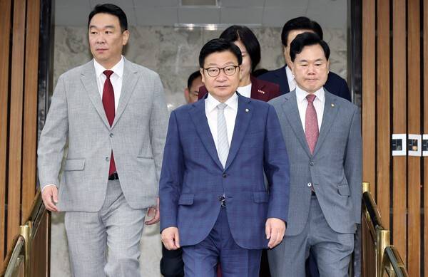 정점식 국민의힘 원내대표가 30일 국회에서 열린 원내대책회의에 입장하고 있다. 연합뉴스