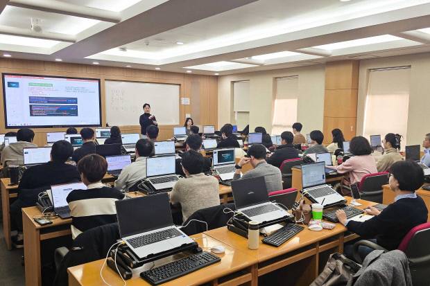 포스코 포항제철소 공정품질담당 직원들이 바이브코딩 교육을 받고 있다.포스코 제공