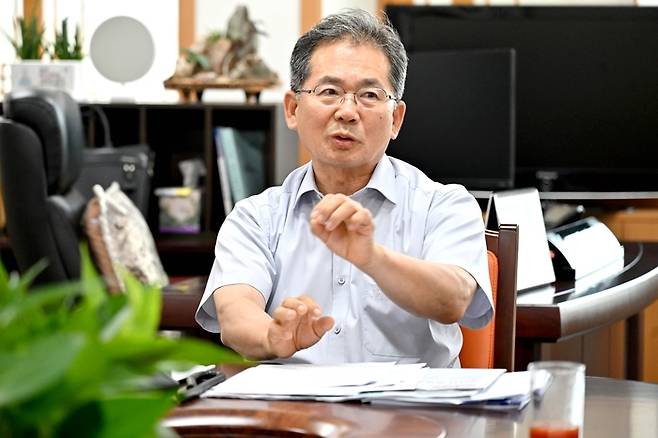 김진열 군위군수가 영남일보 취재진에게 민선 9기의 과제에 대해 설명하고 있다. 마창훈 기자