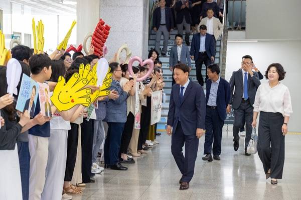 강임준 군산시장 퇴임식&nbsp;후 직원들의 박수를 받고 있다./군산시