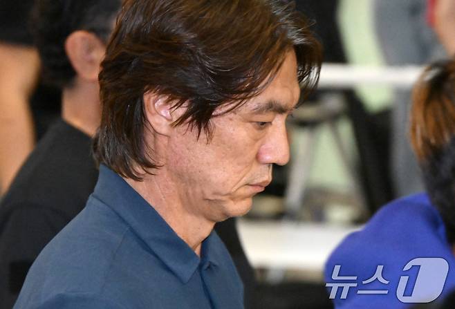 2026 북중미 월드컵 32강 진출 실패의 책임을 지고 사퇴 의사를 밝힌 홍명보 축구대표팀 감독이 30일 새벽 조현우 등 선수들과 인천국제공항 2터미널에 도착, 팬들 야유 속 이동하고 있다. (공동취재) 2026.6.30 ⓒ 뉴스1 안은나 기자