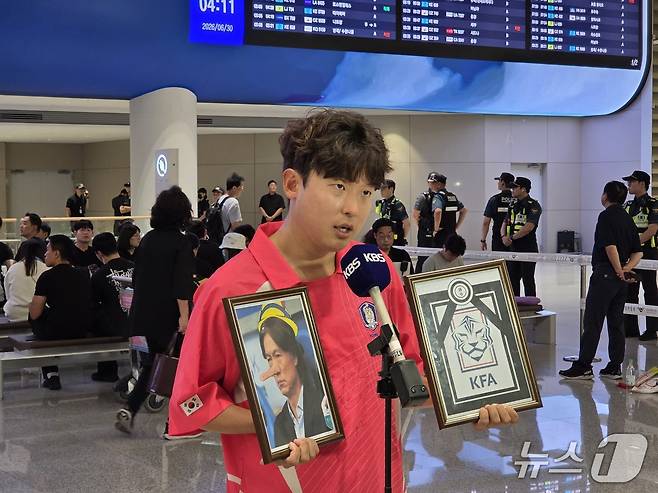 "한국 축구는 죽었다"며 인터뷰하는 축구 팬 조성근 씨ⓒ News1 안영준 기자