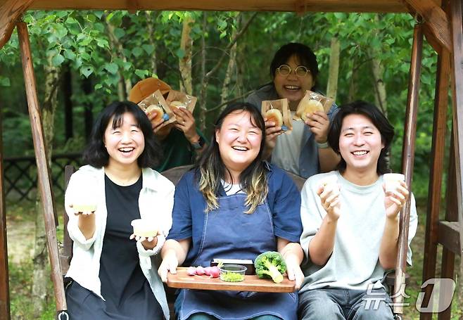 충북 제천시 덕산면 월악산 자락 아래에서 만난 20~30대 MZ세대들이 지역민들과 상생하면 농촌마을에 활력을 주고 있다. ⓒ 뉴스1 손도언 기자