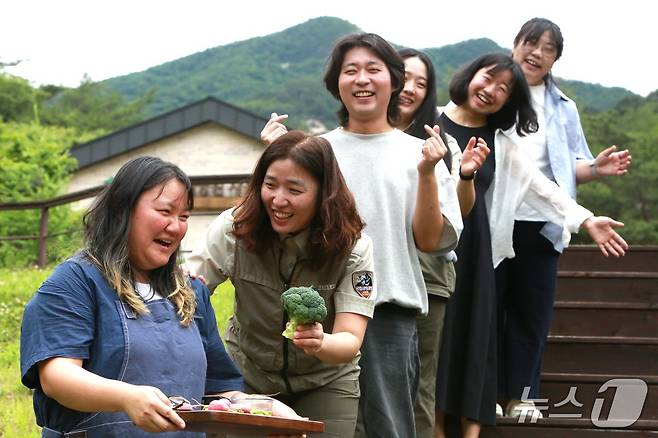 국립공원공단 월악산국립공원사무소와 상생하는 제천시 덕산면 월악산 자락 아래에서 만난 20~30대 MZ세대. ⓒ 뉴스1 손도언 기자
