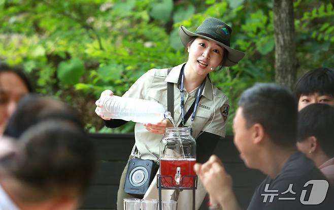 국립공원공단 월악산국립공원사무소 관계자가 탐방객들에게 월악산의 사계절을 설명하고 있다. ⓒ 뉴스1 손도언 기자