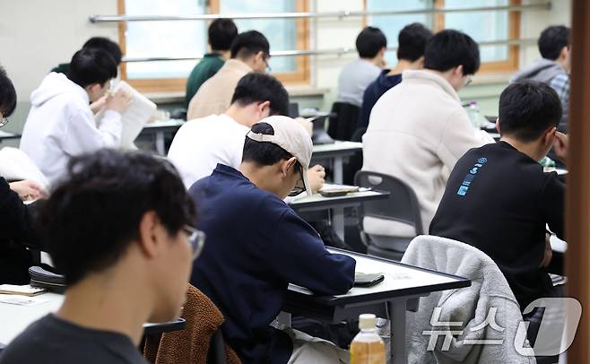 2026학년도 대학수학능력시험일인 13일 오전 경기도교육청 제30지구 제17시험장인 수원시 영통구 효원고등학교에서 수험생들이 시험 준비를 하고 있다. 2025.11.13 ⓒ 뉴스1 김영운 기자