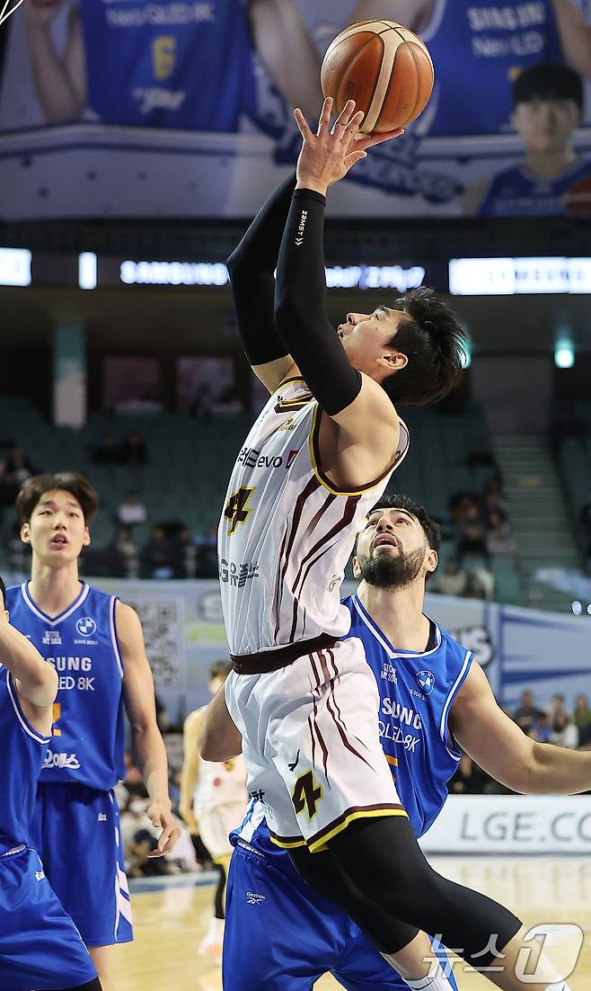 2일 오후 서울 송파구 잠실 잠실실내체육관에서 열린 2025-2026 LG전자 프로농구 정규리그 서울 삼성 썬더스와 창원 LG 세이커스의 경기, 2쿼터 창원 LG 양홍석이 골밑슛을 하고 있다. 2026.1.2 ⓒ 뉴스1 김진환 기자