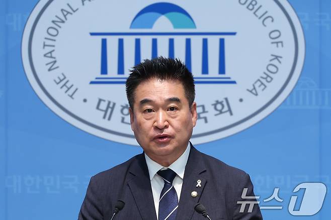 최혁진 무소속 의원이 지난 8일 서울 여의도 국회 소통관에서 더불어민주당 복당 기자회견을 하고 있다. 2026.6.8 ⓒ 뉴스1 신웅수 기자