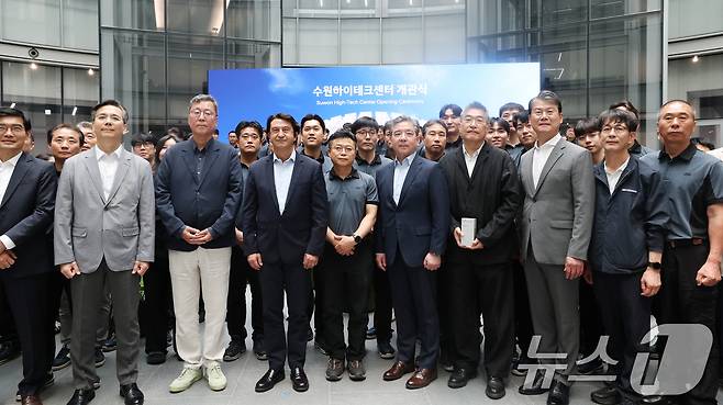 장재훈 현대차그룹 부회장과 참석자들이 30일 경기 용인시 기흥구 현대자동차 수원하이테크센터에서 열린 개관식에서 기념촬영을 하고 있다. 2026.6.30 ⓒ 뉴스1 김영운 기자