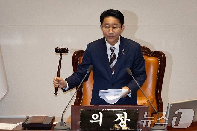 조정식 국회의장이 30일 서울 여의도 국회에서 열린 제436회 국회(임시회) 제4차 본회의에서 의사봉을 두드리고 있다. 2026.6.30 ⓒ 뉴스1 유승관 기자