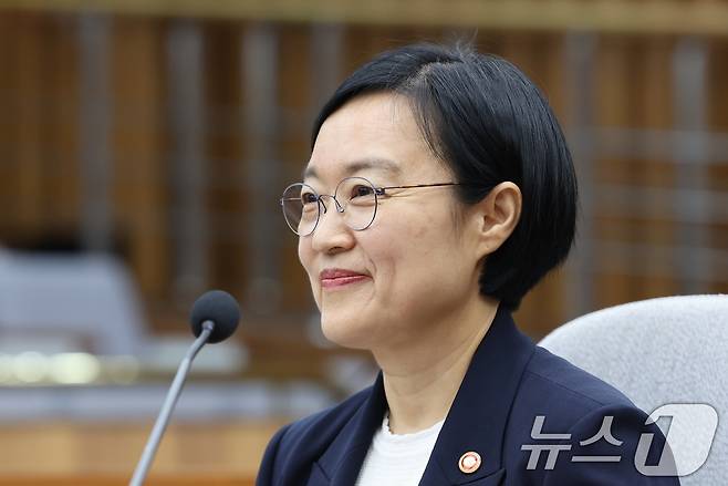 한성숙 국무총리 후보자가 25일 서울 여의도 국회에서 열린 인사청문회에 출석해 자리하고 있다. 2026.6.25 ⓒ 뉴스1 신웅수 기자