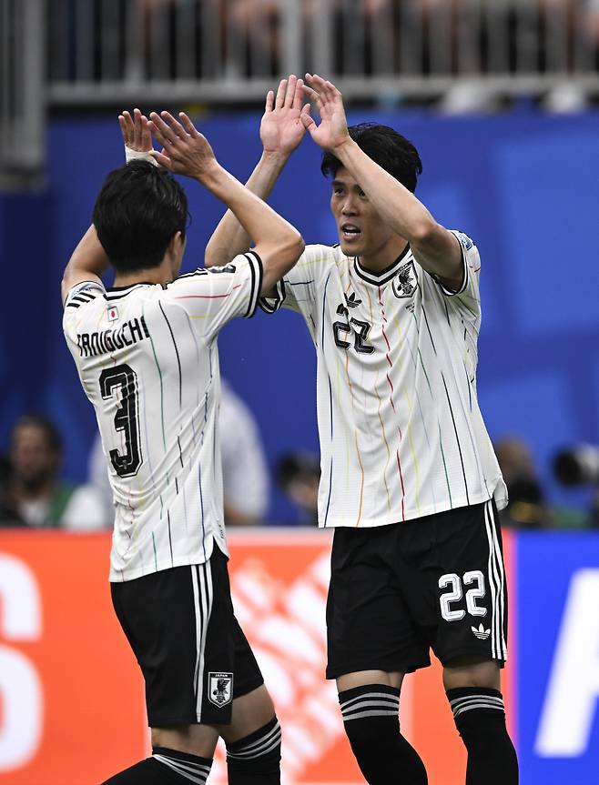(260630) -- HOUSTON, June 30, 2026 (Xinhua) -- Taniguchi Shogo (L) of Japan cheers with teammate Tomiyasu Takehiro during the round of 32 match between Brazil and Japan at the 2026 FIFA World Cup at Houston Stadium in Houston, the United States, June 29, 2026. (Xinhua/Xiao Yijiu)







<저작권자(c) 연합뉴스, 무단 전재-재배포, AI 학습 및 활용 금지>