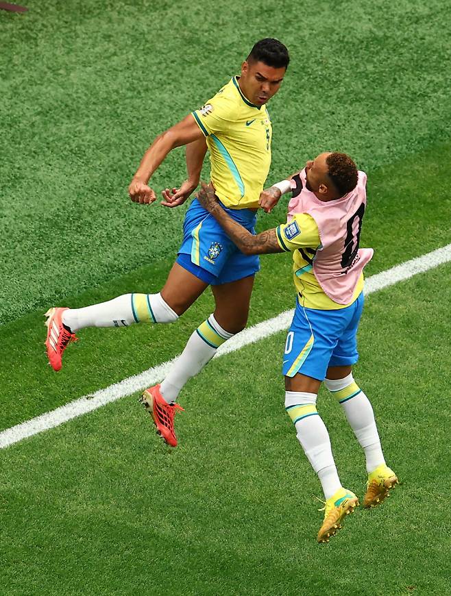 Soccer Football - FIFA World Cup 2026 - Round of 32 - Brazil v Japan - Houston Stadium, Houston, Texas, U.S. - June 29, 2026 Brazil's Casemiro celebrates scoring their first goal with Neymar Jr. REUTERS/Pedro Nunes







<저작권자(c) 연합뉴스, 무단 전재-재배포, AI 학습 및 활용 금지>