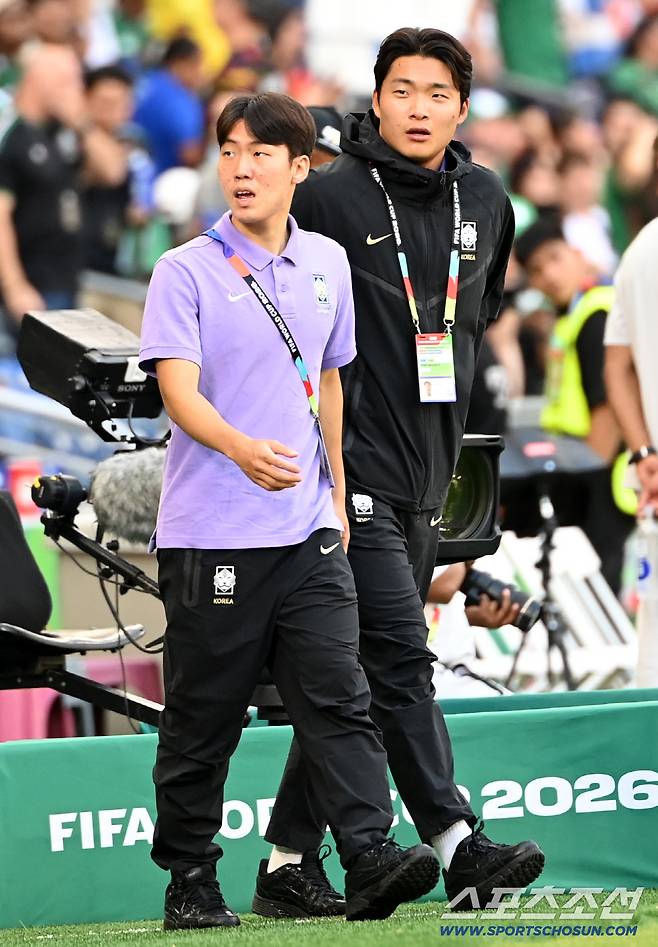25일(한국시각) 멕시코 몬테레이 인근 과달루페의 에스타디오 몬테레이에서 열린 2026 북중미 월드컵 대한민국과 남아공의 경기. 경기 전 강상윤과 윤기욱이 그라운드를 밟고 있다. 과달루페(멕시코)=허상욱 기자wook@sportschosun.com/2026.06.25/