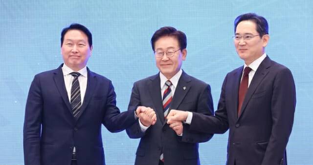 이재명 대통령과 이재용 삼성전자 회장, 최태원 SK그룹 회장이 29일 청와대 영빈관에서 열린 대한민국 대도약 3대 메가프로젝트 국민보고회에서 손을 맞잡고 있다. (사진=뉴스1)