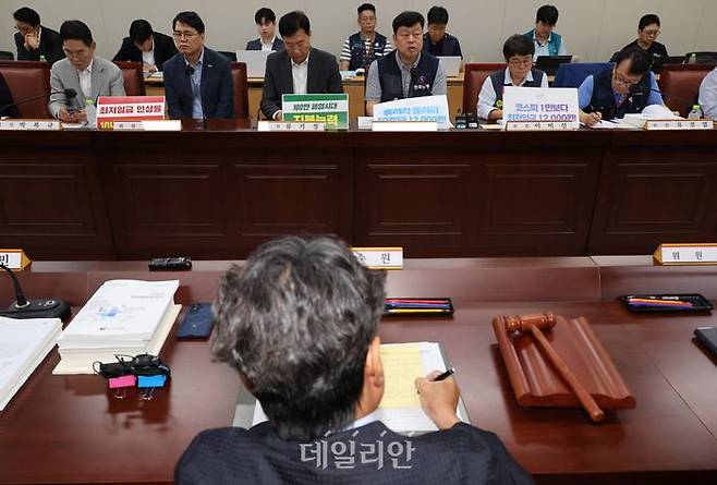 권순원 최저임금위원장이 30일 오후 세종시 정부세종청사에서 열린 최저임금위원회 제10차 전원회의를 하고 있다. ⓒ뉴시스