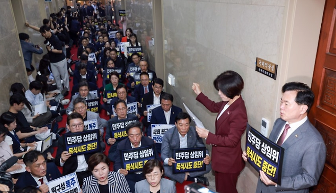 국민의힘 의원들이 30일 국회 후반기 원 구성과 관련해 국회의장실을 항의 방문, 정점식 원내대표가 의장과 면담하는 동안 복도에 앉아 구호를 외치고 있다. ⓒ연합뉴스
