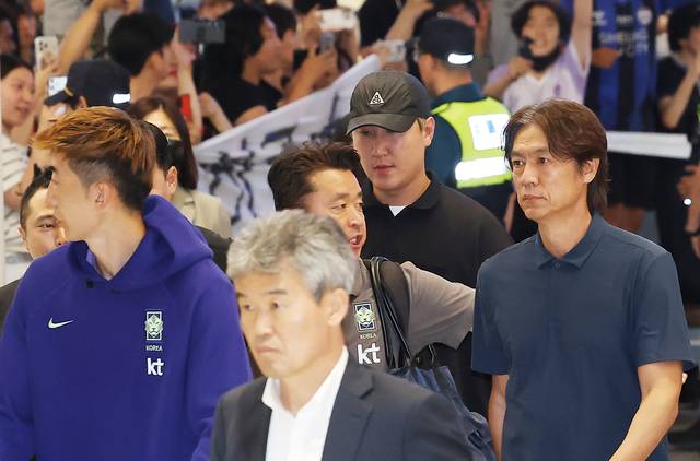 2026 북중미 월드컵 32강 진출에 실패해 한국 축구 국가대표팀에서 사퇴한 홍명보 전 감독이 30일 인천국제공항 제2여객터미널을 통해 입국하며 항의하는 팬들의 현수막을 지나치고 있다.   [연합뉴스]