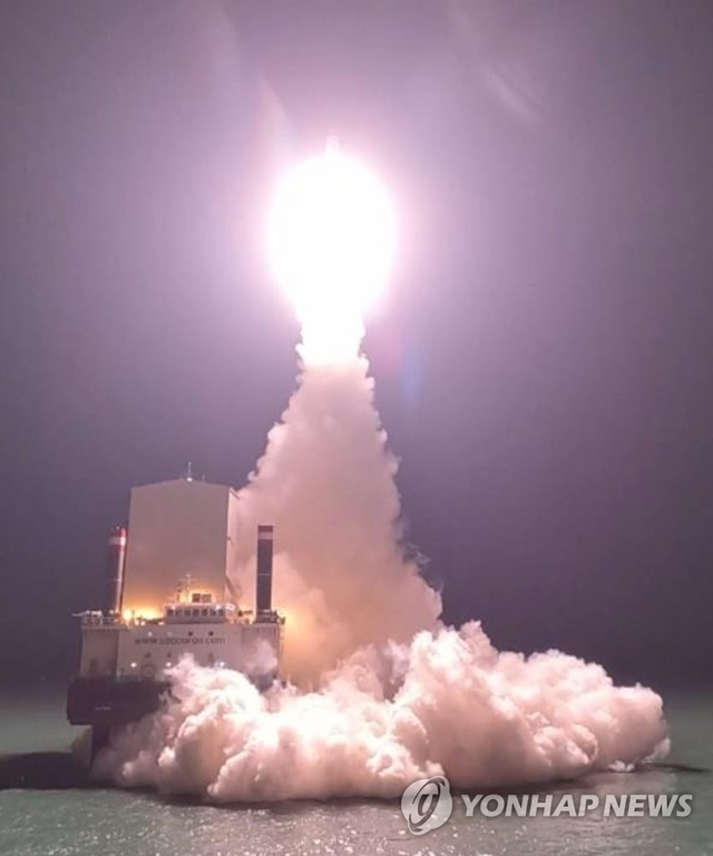 지난 2023년 1월 2일 국방부가 공개한 2022년 12월 30일 고체연료 우주발사체 시험발사 모습. [연합뉴스 자료사진]