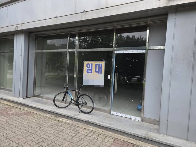 광주연구개발특구첨단3지구와 인접한 근처 번화가 한 건물. 이미 철거된지 오래된 듯 내부가 깨끗하게 비워진 채 1층에 ‘임대’문의가 붙어있다.