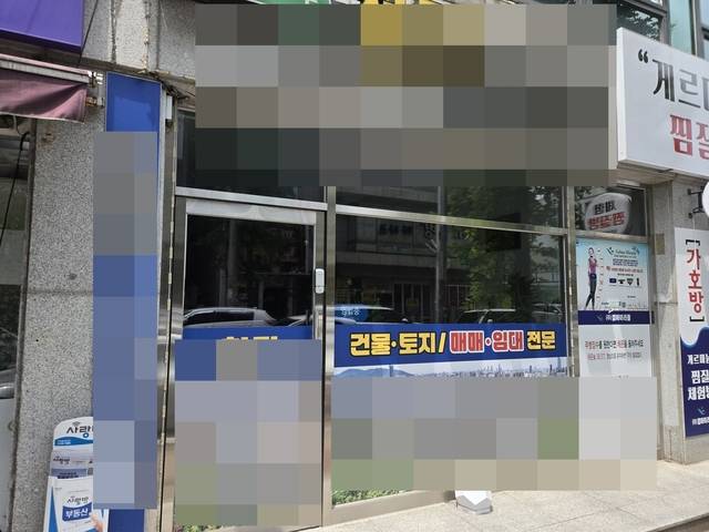 광주연구개발특구첨단3지구와 인접한 위치 번화가에 있는 광주 광산구의 한 부동산 가게. 평일 낮시간대임에도 불도 켜지 않고 사무실을 비워둔 모습이다.