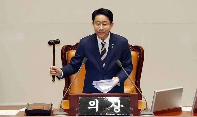 조정식 국회의장이 30일 국회에서 열린 본회의에서 상임위원장 선거 결과를 발표하고 있다. [연합뉴스]