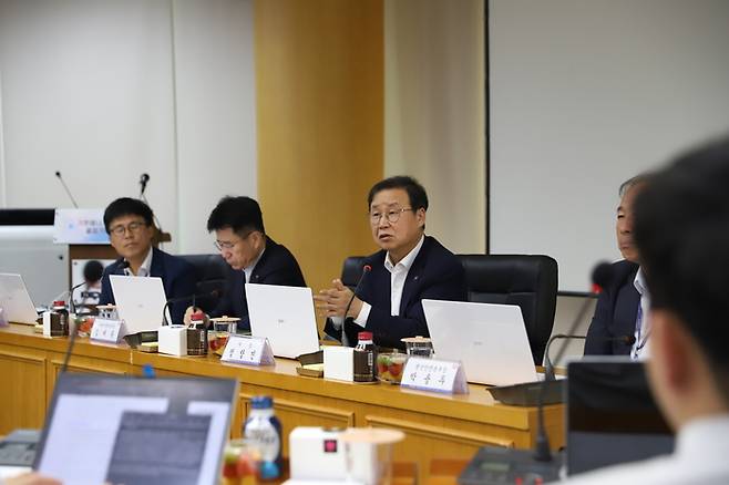 정창진 한전원자력연료 사장이 29일 한전원자력연료 대전 본사에서 기후에너지환경부 출입기자단 질문에 답변을 하고 있다. 사진 출처 : 한전원자력연료