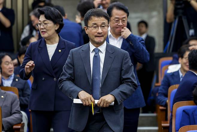 한병도 더불어민주당 대표 직무대행 겸 원내대표가 30일 서울 여의도 국회에서 열린 더불어민주당 의원총회에 참석하고 있다. 뉴시스