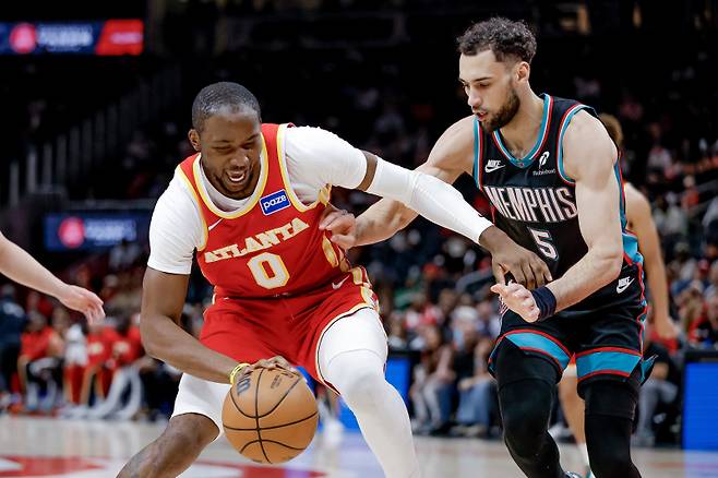 <yonhap photo-2899=""> epa12845232 Atlanta Hawks forward Jonathan Kuminga (L) in action against Memphis Grizzlies forward Tyler Burton (R) during the second half of an NBA basketball game between the Memphis Grizzlies and the Atlanta Hawks in Atlanta, Georgia, USA, 23 March 2026. EPA/ERIK S. LESSER SHUTTERSTOCK OUT/2026-03-24 11:36:17/ <저작권자 ⓒ 1980~2026 ㈜연합뉴스. 무단 전재 재배포 금지, AI 학습 및 활용 금지></yonhap>