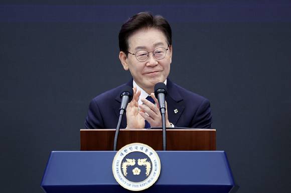 이재명 대통령이 30일 광주 김대중컨벤션센터에서 열린 서남권 첨단산업 발전비전 국민보고회에서 축사에 앞서 김영록 전남지사와 강기정 광주시장에게 박수를 보내고 있다. 2026.6.30 [사진=연합뉴스]