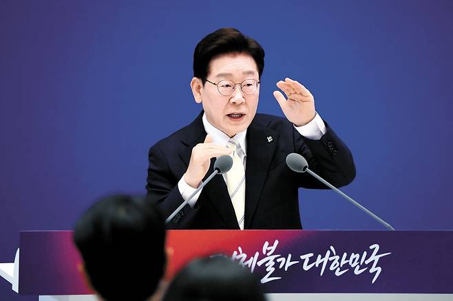 이재명 대통령이 지난 8일 청와대에서 열린 취임 1주년 기자회견에서 취재진의 질문에 답하고 있다. 청와대사진기지단