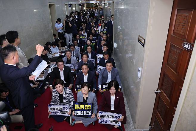 국민의힘 의원들이 30일 서울 여의도 국회에서 원 구성 관련 본회의 진행과 관련해 조정식 국회의장실을 항의 방문하고 있다. [뉴스1]