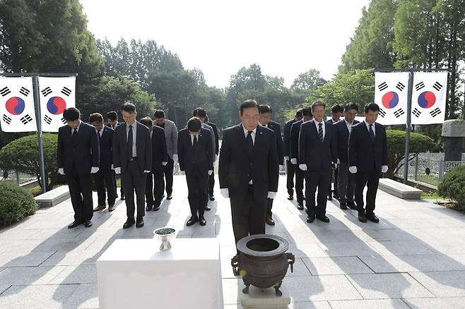 최민호 세종시장이 30일 세종시 충령탑을 찾아 참배하고 있다. 최 시장은 충령탑 참배를 마친 뒤 시청에서 퇴임식을 열었다. [세종시]