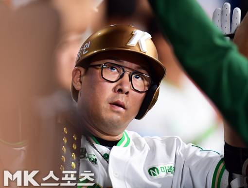 30일 오후 고척스카이돔에서 2026 프로야구 LG 트윈스와 키움 히어로즈의 경기가 벌어졌다. 3회 말 무사에서 키움 안치횽이 1점 홈런을 친 후 동료들의 축하를 받고 있다. 27승 1무 51패로 리그 최하위를 기록하고 있는 키움은 LG를 홈으로 불러들여 3연전 첫 경기를 승리하기 위해 총력전을 펼치고 있다. 리그 선두를 지키고 있는 LG는 키움을 상대로 승수를 쌓기 위해 전력을 다하고 있다. 사진(고척 서울)=김재현 기자