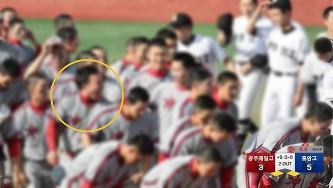 지난달 열린 제80회 황금사자기 전국고교야구대회 준결승전 직후 충암고 학생이 광주일고 학생을 도발하는 모습. /사진=X 갈무리