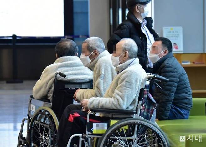초고령사회에 진입하며 노인이 노인을 돌보는 '노노 케어'가 심화되고 있는 가운데 요양병원에서 일하는 간병인의 절대 다수가 외국인이어서 소통 장벽도 커지고 있다. 사진은 서울의 한 병원에서 환자들이 진료를 기다리는 모습으로, 기사 내용과는 무관하다.